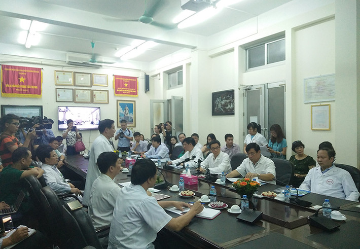 Chiều 21/8, Phó Thủ tướng Chính phủ Vũ Đức Đam đã dẫn đầu đoàn công tác gồm các lãnh đạo trực thuộc Bộ Y tế đến kiểm tra, làm việc về tình hình điều trị bệnh nhân sốt xuất huyết tại Bệnh viện Nhiệt đới Trung ương (Hà Nội).