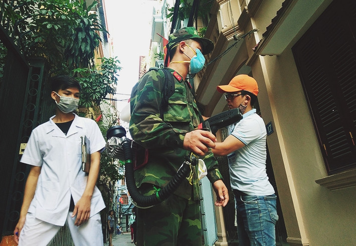Theo một cán bộ của Trung tâm y tế Dự phòng Hà Nội, hoạt chất sử dụng phun sốt xuất huyết trong nhà được phun dưới dạng sương mù, hạt cực nhỏ.