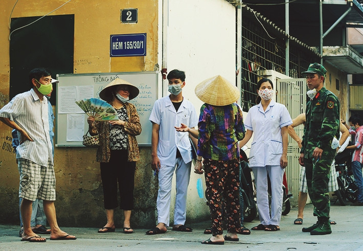 Hà Nội những ngày này đang "căng mình" phòng chống dịch bệnh sốt xuất huyết. Trước tình hình bệnh sốt xuất huyết vẫn còn diễn biến phức tạp, tiềm ẩn nhiều nguy cơ, xuất hiện nhiều yếu tố khiến dịch bệnh có thể bùng phát trong thời gian tới, Ban Thường vụ Thành ủy Hà Nội yêu cầu toàn bộ hệ thống chính trị cùng vào cuộc, huy động thêm lực lượng bộ đội, công an tham gia chống dịch.