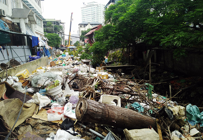 Trong những ngày này, dịch sốt xuất huyết bùng phát ở Hà Nội. Các cơ quan chức năng vẫn đang nỗ lực thực hiện các biện pháp phòng chống bệnh để đảm bảo an toàn sức khỏe cho người dân. Ghi nhận của PV Kiến Thức, người dân sinh sống tại khu vực mương "chết" Thụy Khuê (phường Thụy Khuê, Tây Hồ, Hà Nội) vẫn đang rất lo ngại, sợ muỗi đốt lây lan dịch bệnh.