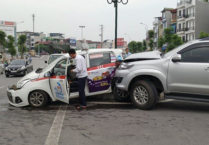 Hình ảnh ghi lại vụ tai nạn xảy ra vào khoảng 15h hôm 13/6, trên đường Trần Khát Chân khiến ba người bị thương nặng.