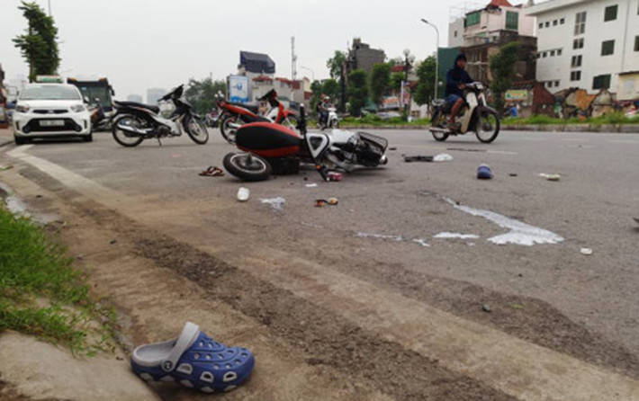 Tai nạn xảy ra do chiếc ô tô bất ngờ mất lái, tông vào xe đạp điện do một người phụ nữ điều khiển chở theo con nhỏ và một người phụ nữ khác lưu thông cùng chiều.