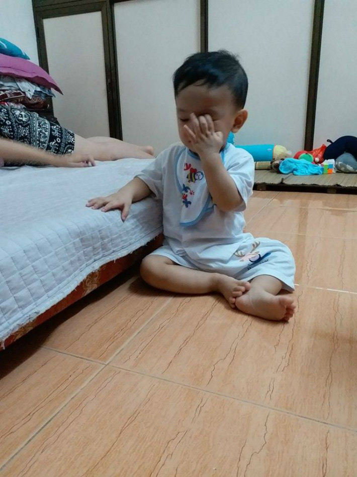 "Đến hôm nay, cháu đã tỉnh táo, chơi với các anh chị trong nhà và ăn tốt hơn. Điều này khiến mọi người ai nấy cũng vui mừng", ông Vượng thông tin.