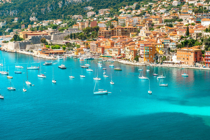 French Riviera, Pháp: French Riviera là vùng đất của sự lãng mạn với nhiều điểm đến hấp dẫn, thu hút khách du lịch. Nơi đây được biết đến với những khu nghỉ dưỡng sang trọng, các bãi biển tuyệt đẹp cùng những thị trấn cũ hay nhiều khu phố cổ đẹp như tranh vẽ. Bên cạnh đó, vùng Grasse ở French Riviera còn được mệnh danh là thủ phủ của nước hoa, nơi du khách có thể tìm hiểu về ngành công nghiệp mùi hương cũng như chiêm ngưỡng những cánh đồng hoa hút mắt. Ảnh: Westsideintltravel.