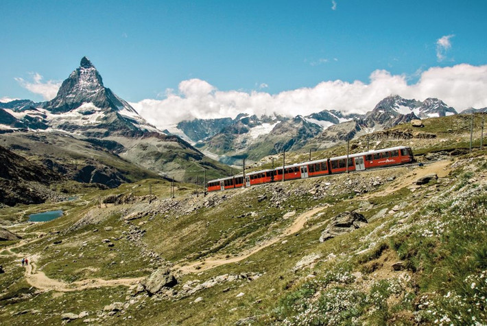 Zermatt, Thụy Sĩ: Zermatt ở dãy núi Alps của Thụy Sĩ là một trong những khu nghỉ mát trượt tuyết hàng đầu thế giới. Nơi đây có những ngôi làng quyến rũ nằm ngay dưới chân núi, giữa phong cảnh núi non hùng vĩ tạo nên một bức tranh tuyệt đẹp, đặc biệt là vào lúc mặt trời mọc và khi hoàng hôn. Ảnh: Mystsnet.