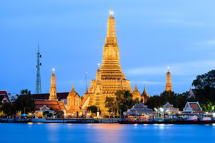 Wat Arun, Bangkok, Thái Lan: Nằm bên bờ sông Chao Phraya, Wat Arun còn được gọi là "đền thờ của bình minh" và là một trong những ngôi đền cổ nhất ở Bangkok, nổi bật với kiến trúc độc đáo và những ngọn tháp ấn tượng. Bên cạnh đó, ngôi đền còn là một trong những địa điểm tôn giáo quan trọng nhất thành phố, thu hút nhiều du khách ghé thăm. Ảnh: Phuttha.