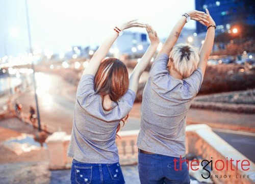 Bộ ảnh “Lặng” gây sự chú ý cộng đồng, cặp đôi chia sẻ: “Chúng mình cảm thấy rất hạnh phúc khi được ở bên cạnh nhau nên muốn lưu giữ lại những khoảnh khắc ngọt ngào đáng nhớ nhất. Thông qua bộ ảnh này, chúng mình muốn nhắn gửi đến thông điệp không phải chỉ có đàn ông mới mang lại hạnh phúc cho phụ nữa mà phụ nữa cũng có thể mang lại hạnh phúc cho nhau cho nhau”. Trong tương lai, cặp đôi có dự định sẽ tổ chức một đám cưới nhỏ thật lãng mạn bên bờ biển cùng với người thân.