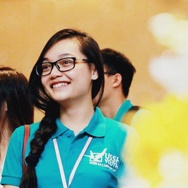 Cô nàng từng tham gia cuộc thi Nữ sinh thanh lịch Đại học Quốc gia Hà Nội.