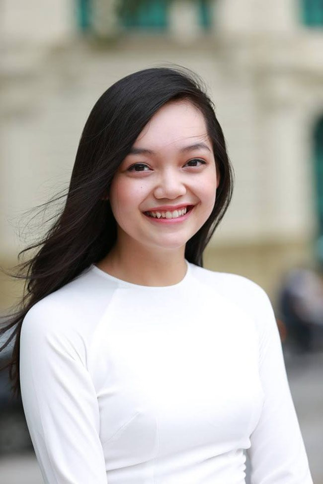 Mới đây, cái tên Mỹ Linh được rất nhiều người biết đến khi là đại diện của Việt Nam bắt tay, tặng hoa chào mừng Tổng thống Obama sang thăm Việt Nam lần đầu tiên (22/5).
