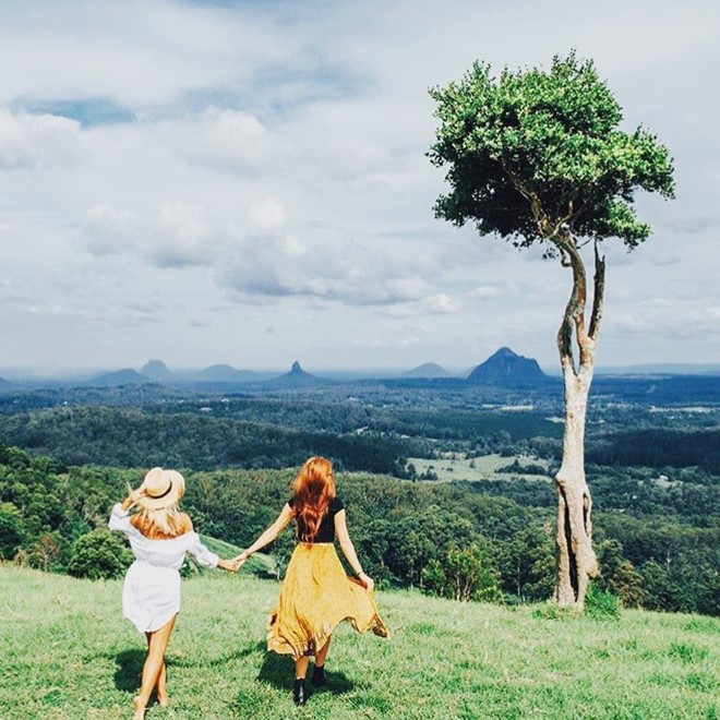 Một bức hình lung linh khác được gắn hashtag #girlsmeetglobe. Người dùng Rivkisses tag tên "bestie" của mình kèm lời bình luận: "Tớ tin đây cũng chính là những gì thuộc về tâm hồn và tình bạn giữa chúng ta".