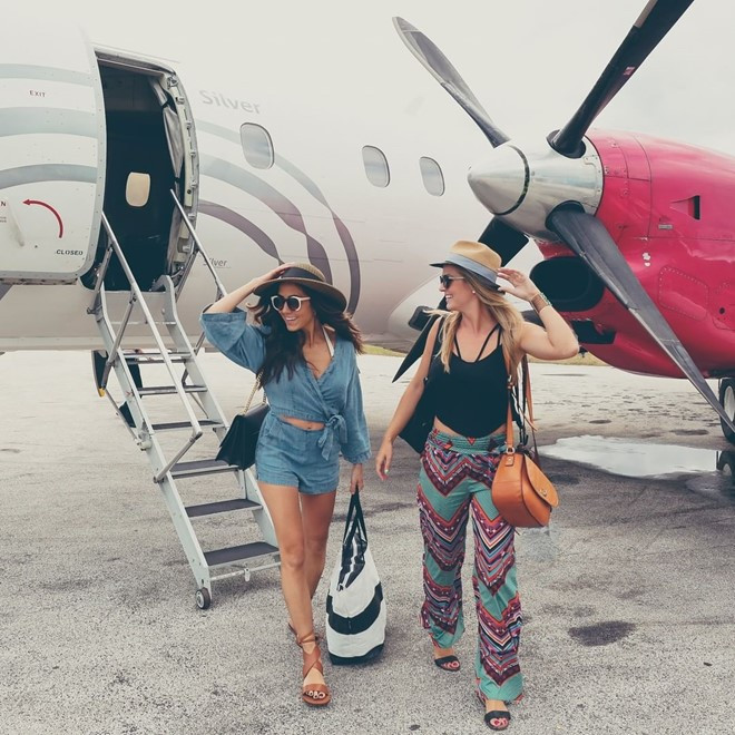 Điểm đến đầu tiên trong năm 2016 của đôi bạn thân là Bahamas - một quốc gia thuộc vùng Caribbean. Hòn đảo xinh đẹp này có sức hấp dẫn tuyệt vời, từ món salad ốc xà cừ đến hoạt động lặn biển cùng cá mập.