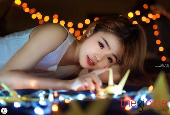 Song, cũng từ sự thay đổi đó cô nàng luôn phải gặp những tình huống “từ trên trời rơi xuống”. Như Thơ tâm sự: “Bạn bè hiện tại thấy ảnh lúc trước của mình ai cũng chọc và cười khí thế lắm. Thậm chí, có đứa còn gửi các ảnh thời đen nhẻm với mục đích “tống tiền”. Không những thế, đi đâu mình cũng bị mọi người hỏi mấy câu đại loại như: mày dao kéo phải không, cho địa chỉ phẫu thuật với, sinh viên mà đã đi phẫu thuật rồi… Những lúc đó tuy có chút khó chịu nhưng mình luôn đón nhận và chọn giải pháp im lặng, để tự mọi người nhìn nhận và đánh giá".