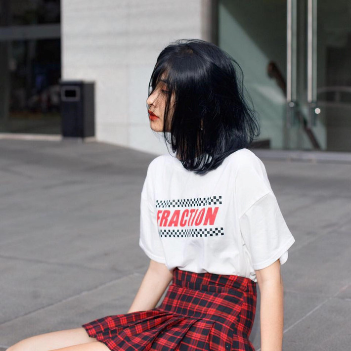 "Mới nhìn mình cứ tưởng con gái Hàn Quốc", "Bạn này cao lắm mà ở ngoài để mặt mộc cũng rất dễ thương"... là một số bình luận dân mạng dành cho Phương Vy.