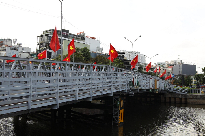 Chị Huỳnh Thị Bích Liên (ngụ quận Bình Thạnh) cho biết những ngày này ra đường thấy khắp nơi đều rợp sắc cờ đỏ sao vàng, tạo nên không khí trang trọng, thiêng liêng. "Tôi rất hạnh phúc khi người dân thành phố đồng lòng hưởng ứng ngày lễ trọng đại của đất nước" - chị Liên nói.