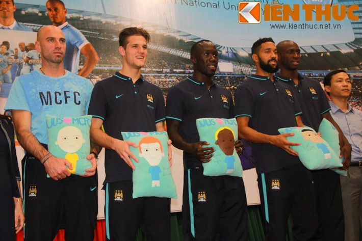 Trong thời gian ở Việt Nam, trước trận giao hữu ở Mỹ Đình, các cầu thủ Man City đã có nhiều hoạt động ý nghĩa như giao lưu với sinh viên, fan hâm mộ tại Đại học Quốc gia, thăm làng trẻ em SOS và tặng quà cho khán giả ở sân vận động... Trong những hoạt động này hầu hết các cầu thủ Man City đều tỏ ra vui vẻ, hào hứng và rất thân thiện. Những hình ảnh trên và chia sẻ của Hồng Nhung đã phần nào "minh oan" được cho các cầu thủ, giúp cộng đồng fan quên đi cảm giác thất vọng lúc ban đầu và thêm yêu mến thần tượng của mình.