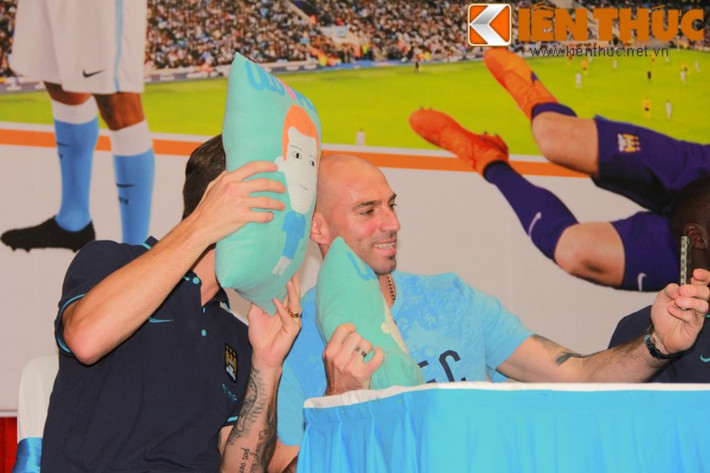 Với vai trò là một người trực tiếp đón, phục vụ các cầu thủ Man City trong 3 ngày, được chứng kiến, theo dõi cách ứng xử cũng như thái độ của thành viên đoàn, Hồng Nhung gửi lời nhắn đến người hâm mộ rằng: "Đừng vội chỉ trích người khác nếu bạn không ở trong hoàn cảnh đó và không trực tiếp nắm được toàn bộ tình hình khi đó".