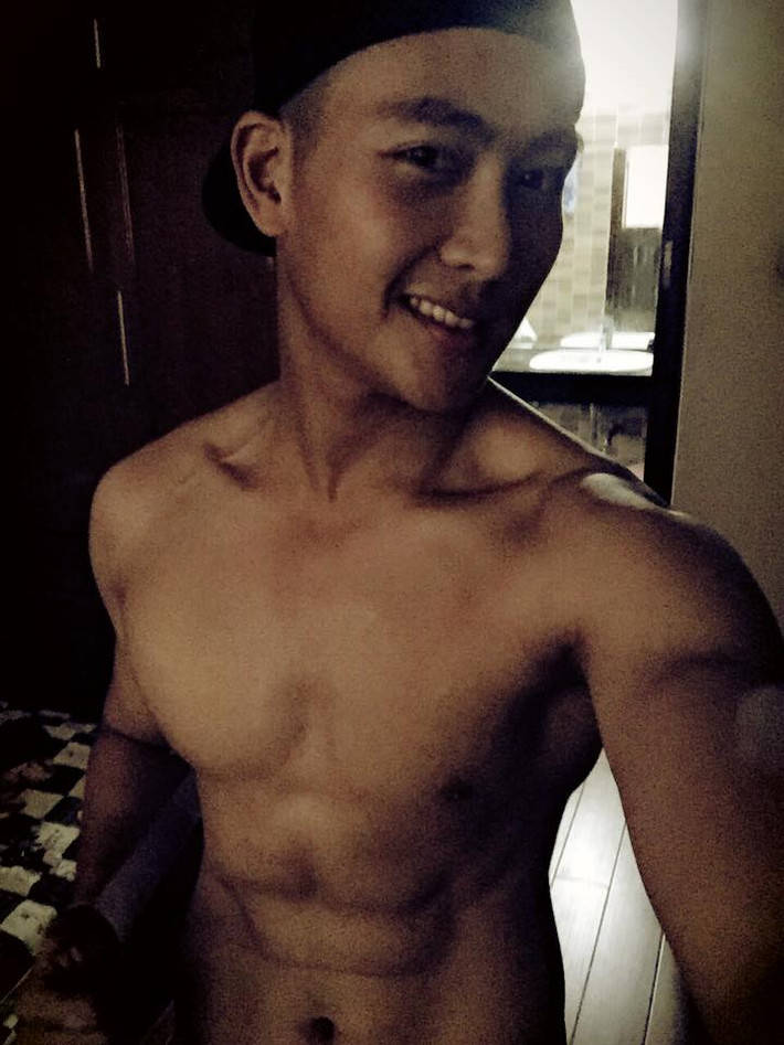 Những hình ảnh của Thái Bá Nam được dân mạng chia sẻ rầm rộ trong vài ngày qua với hàng nghìn lượt thích. Được nhiều cô gái trẻ khen ngợi là giống với soái ca trong truyện ngôn tình, chàng CSGT đẹp trai cũng cảm thấy vui mừng, có xen lẫn chút bối rối.
