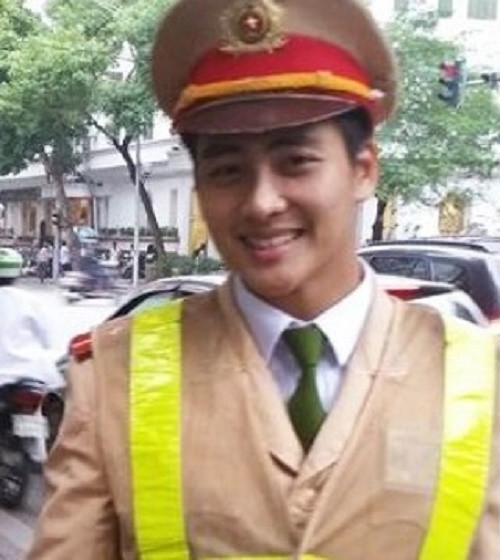 Những ngày vừa qua, chàng hot boy CSGT Thái Bá Nam là nhân vật cực hot trên mạng xã hội Việt, được đông đảo bạn trẻ quan tâm, chú ý, săn lùng thông tin. Thái Bá Nam bất ngờ nổi tiếng nhờ khuôn mặt bảnh trai và những hình ảnh thú vị trong khi đang làm nhiệm vụ.