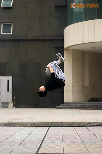 Parkour đem đến cho người tập một hệ tư tưởng mở,nên người tập phải ý thức được tinh thần khi luyện tập, không được nóng vội, tinh thần thoải mái, không gò bó và nhất là không mang tính chất cạnh tranh hay so bì hơn kém. Đợn giản tập Parkour là "For Fun", là để thỏa mãn được niềm cảm hứng bên trong mỗi người, không phải lo nghĩ gì cả, thoải mái và tự do vui đùa như những đứa trẻ.
