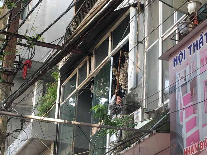 Theo một cán bộ công an quận Đống Đa, vụ cháy không gây thiệt hại về người. Lửa bùng phát từ khu vực tầng 1 của ngôi nhà. Nguyên nhân vụ cháy đang được làm rõ.