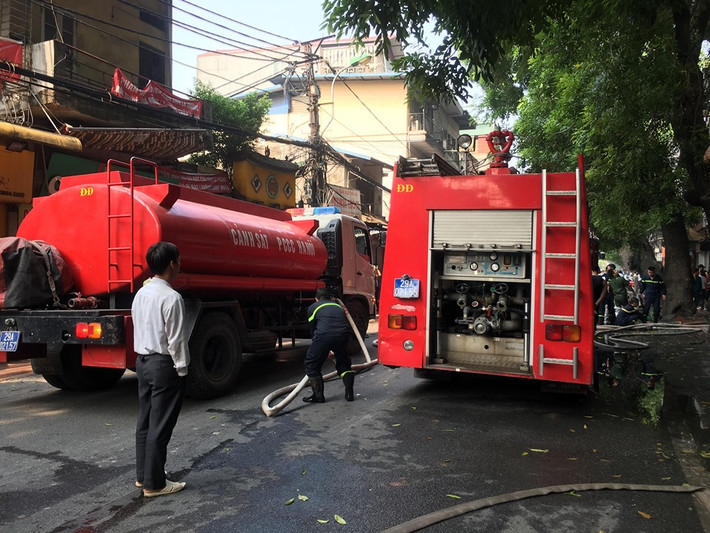 Thời điểm trên, một số người đi tập thể dục phát hiện lửa kèm khói đen nghi ngút bốc ra từ ngôi nhà, rồi bùng lên dữ dội nên đã hô hoán nhau thông báo cho những người bên trong.