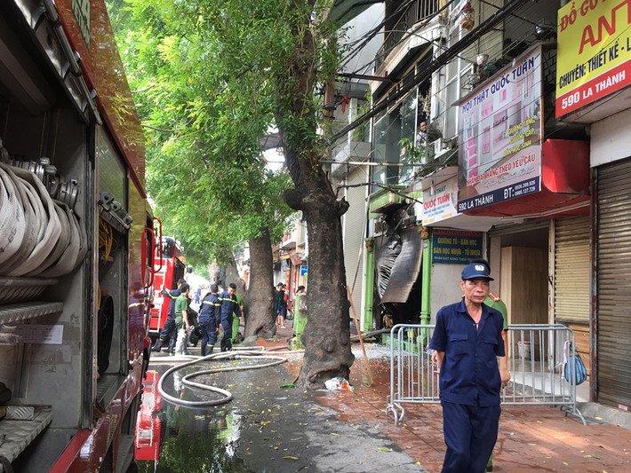 Cũng theo người này, một người đàn ông bị thương ở chân khi nhảy từ tầng 4 sang mái tôn nhà bên cạnh. Tất cả đều không ai bị thương. Tại hiện trường tài sản bên trong ngôi nhà bị hư hỏng nặng, cửa cuốn tầng 1 bị biến dạng.