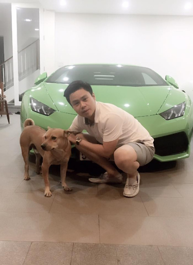 Khoảnh khắc Phan Thành chơi đùa cùng thú cưng bên siêu xe khiến nhiều người thích thú.