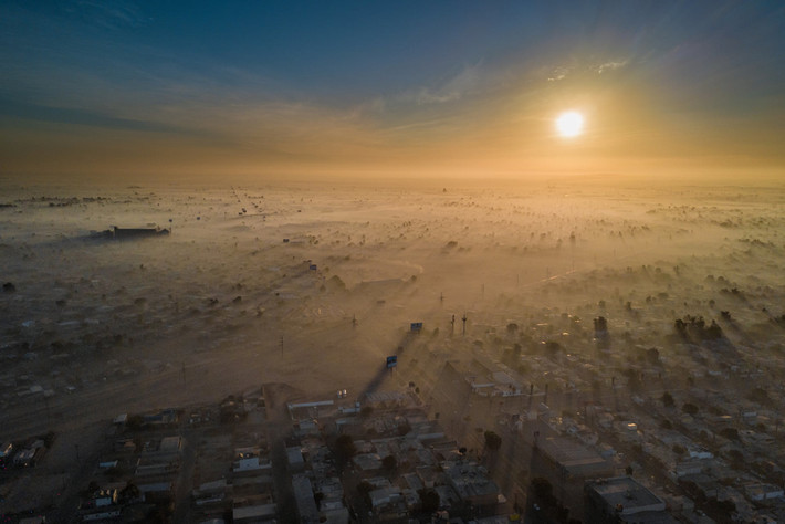 Mexicali, thành phố của Mexico nằm ở bang Baja California, trở thành một trong những thành phố ô nhiễm nhất thế giới vào ngày 1/1/2018. Bức ảnh được nhiếp ảnh gia Eliud Gil Samaniego chụp lại cho thấy thành phố bị bao trùm bởi một làn khói dày đặc vào ngày đầu năm mới. Ảnh: Eliud Gil Samaniego.
