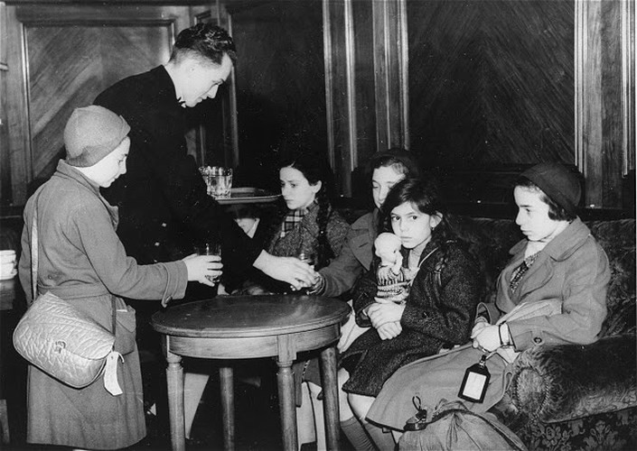 Đây là hình ảnh những trẻ em Do Thái trong chiến dịch Kindertransport. Sứ mệnh của chương trình này là đưa những trẻ em Do Thái từ các khu vực ở châu Âu bị Đức Quốc xã chiếm giữ tới Anh. Có 8 cuộc hành trình nhân đạo như vậy đã được thực hiện, bắt đầu từ tháng 11/1937.