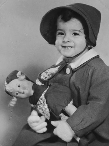 Cô bé trong hình là Suzanne Carola Hochherr. Bức ảnh này được chụp tại Amsterdam vào năm 1941, 1 năm trước khi em mất tại Trại tập trung Auschwitz.