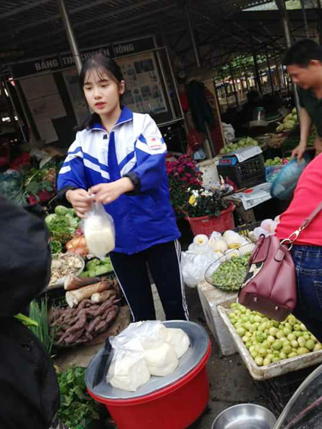 Xuất hiện trên group chuyên đăng tải ảnh gái xinh châu Á, một cô gái mặc áo đồng phục, bán đậu phụ ở Lào Cai trở thành tâm điểm chú ý của dân mạng. Dù chỉ là khoảnh khắc chụp lén với gương mặt mộc không son phấn nhưng cô nàng vẫn nổi bật với gương mặt cực xinh.