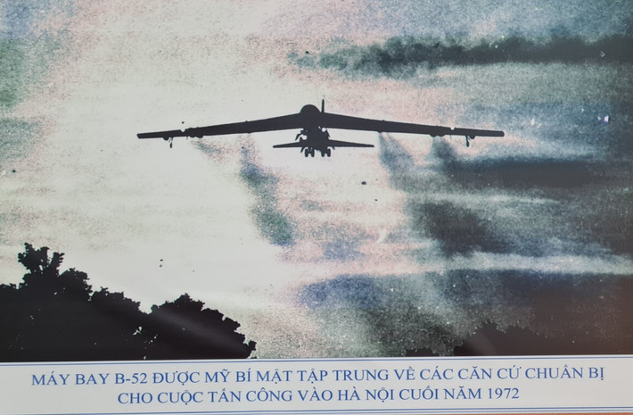 Máy bay B52 được Mỹ bí mật tập trung về các căn cứ chuẩn bị cho cuộc tấn công vào Hà Nội cuối năm 1972. Thủ đoạn cơ bản của địch là tổ chức đánh phá tập trung, ồ ạt theo từng đợt vào ban đêm, kết hợp sử dụng lực lượng không quân chiến thuật đánh phá dai dẳng kéo dài cả ban ngày ở mọi độ cao, đồng thời áp dụng nhiều hình thức nghi binh cùng hệ thống gây nhiễu rất phức tạp.