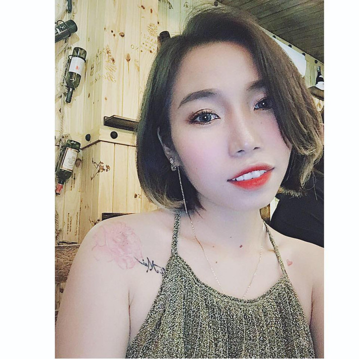 Nhân vật trong bài viết này là Thư Rosie - tên thật là Phạm Hồng Gia Thư, đang sinh sống và làm việc thành phố Nha Trang, tỉnh Khánh Hòa. Đang làm công việc của một chuyên viên trang điểm, có lượng khách khá đông đảo và cuộc sống vui vẻ, nhiều màu sắc, thời gian gần đây Phạm Hồng Gia Thư bất ngờ gặp phải khá nhiều phiền phức liên quan đến ngoại hình, khuôn mặt của mình. Ảnh trong bài: Facebook nhân vật.