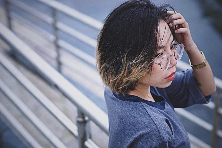 Thậm chí, nếu đánh giá khách quan, việc so sánh Gia Thư và Tùng Sơn với nhau còn cho thấy khá nhiều sự "khập khiễng". Ngoài khác biệt về giới tính thì phong cách đời thường và cách giữ gìn, thể hiện ngoại hình của hai nhân vật này cũng hoàn toàn khác nhau. Trong khi Tùng Sơn luôn thích "tự làm xấu mình" để thu hút sự chú ý trên mạng thì ngược lại, Gia Thư lại rất biết cách lựa chọn trang phục, phụ kiện, cách trang điểm để mình trở nên đẹp hơn, ưa nhìn hơn.