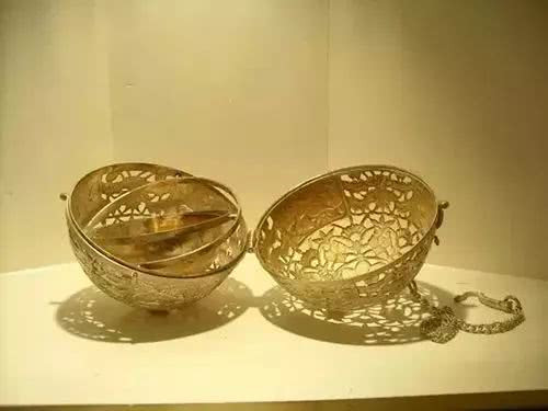 Lư hương đồng: Phát minh ra đời sớm hơn 1000 năm so với phát minh tương tự của Da Vinci ở châu Âu. Đây là một lư hương đồng được chế tác tỉ mỉ khéo léo hình cầu. Cổ vật này có tác dụng giữ ấm trong mùa đông, tương đương với các loại túi sưởi ngày ngay chúng ta sử dụng. Bên ngoài lư hương có hoa văn phức tạp, bên trong có thể đựng than nóng. Mùa đông, người Trung QUốc cổ đặt nó trong chăn nhằm giữ ấm cơ thể khỏi giá rét. Chắc chắn sẽ có người hỏi cho than vào bên trong lư liệu có thể làm cháy chăn không? Câu trả lời là không! Sự vi diệu của lư hương này nằm ở chỗ cho dù nó xoay chuyển mọi hướng thì tàn lửa hay tro than bên trong không rơi ra ngoài. Các nhà vật lý học hiện đại cho rằng, để một đồ vật có trọng lượng không bị nghiêng hay lật đổ phải dùng phương pháp điểm tựa. Và lư hương này đã được người Trung Quốc cổ đại áp dụng và dùng cấu trúc con quay hồi chuyển cơ học để chế tạo. Phát minh này tính ra còn sớm hơn 1000 năm so với phát minh tương tự của Da Vinci ở châu Âu.