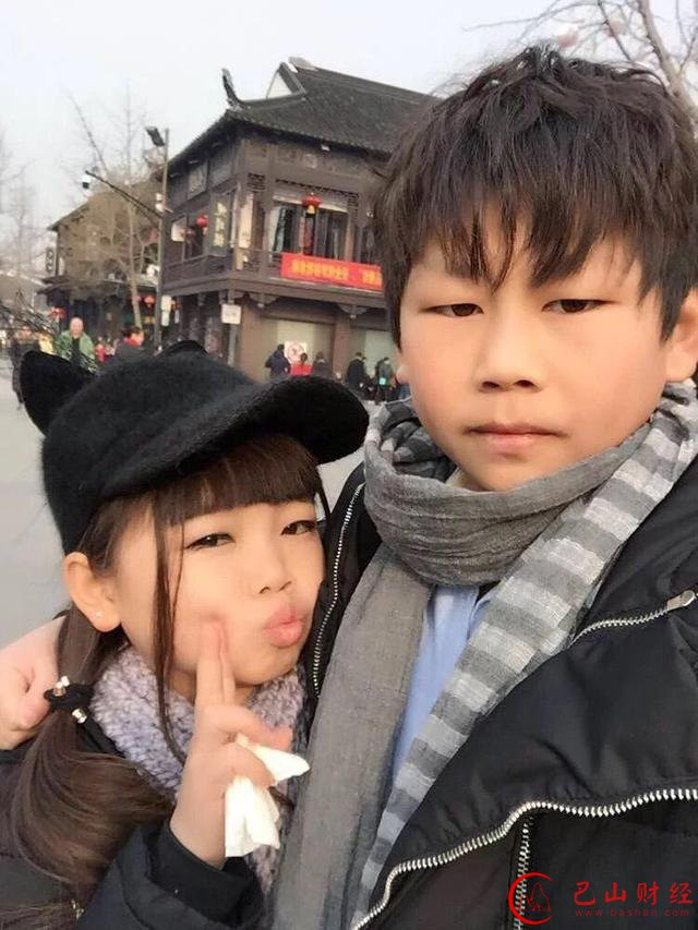 Điểm đầu tiên cần lưu ý là trong những bài đăng gần đây về cặp đôi này, nhiều trang mạng Trung Quốc đều không thể đưa ra con số năm sinh chính xác của cặp đôi có khuôn mặt trẻ con này. Đồng thời trong những bức ảnh chụp giấy đăng ký kết hôn của họ, phần tên tuổi thật cùng năm sinh đều được che đi một cách rất có chủ ý. Và điều đặc biệt, tất cả những trang mạng đăng tải thông tin về cặp đôi đều không quá nổi tiếng và cũng phải là những trang chính thống, tính xác thực, sự uy tín về mặt thông tin chưa được kiểm chứng.
