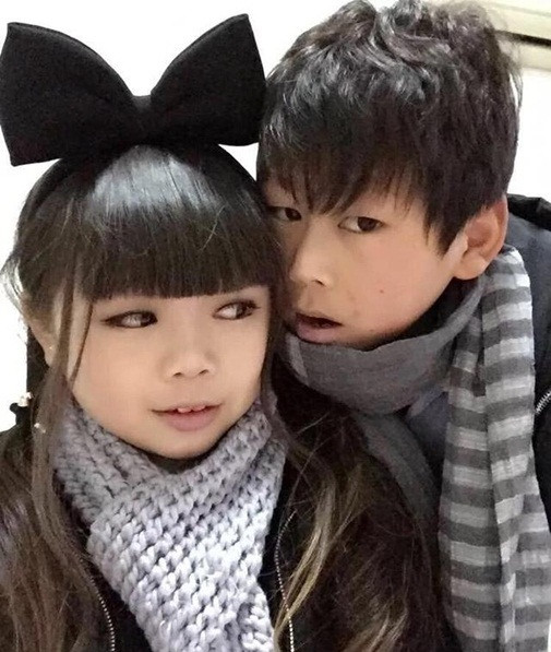 Thứ hai, sau khi xem thêm những bức ảnh của cặp đôi này, đa phần dân mạng đều có cảm nhận họ thực sự là những đứa trẻ ở độ tuổi 12-13. Con số 28 tuổi mà các trang mạng lan truyền thật sự rất khó tin và nhiều người còn lập luận rằng, kể cả có mắc chứng bệnh gì đó thì họ cũng không thể trông giống trẻ con đến mức độ này.