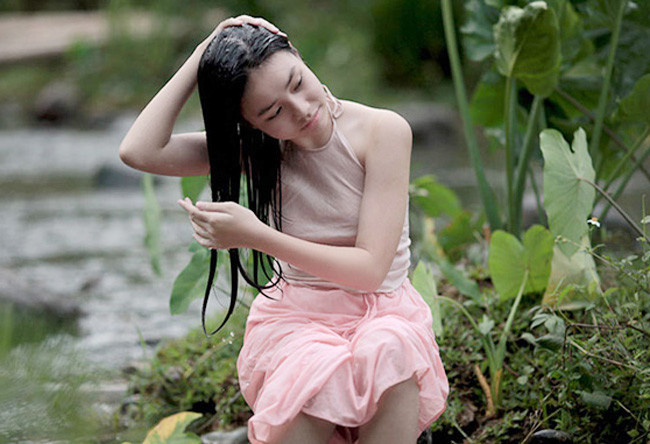 "Nếu mặc yếm mà còn mặc kèm áo lót thì không phải áo yếm nữa. Các cụ nhà mình ngày xưa là đúng như thế", nhiếp ảnh gia nói thêm.