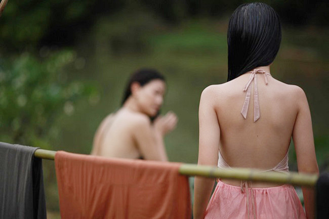 Nhiếp ảnh gia Dzungart nhận định: "Nhìn chung, điện ảnh luôn tôn trọng sự thật đời thực, có điều sự thật ở đây - việc mặc áo yếm không phòng hộ lại có chút sexy, hở hang nên mới gây tranh cãi."