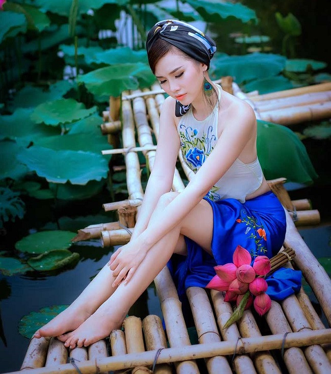 Người đẹp Thanh Trang hóa thân thành "Tấm Cám thời @" với trang phục áo yếm.