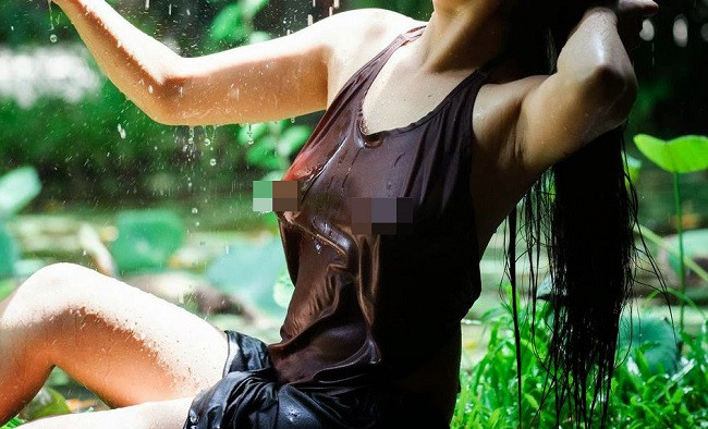 Nhiếp ảnh gia Lê Xuân Bách cũng cho rằng áo yếm ngày nay nhiều lần bị chê phản cảm vì người mặc cố tình phô bày hình thể, không vì mục đích nghệ thuật.