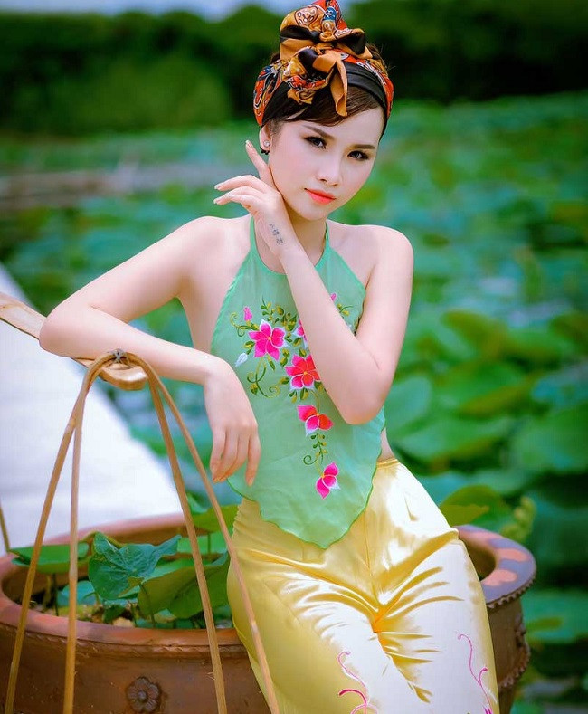 Cô kết hợp áo yếm cùng quần ống rộng, thay vì váy đụp.
