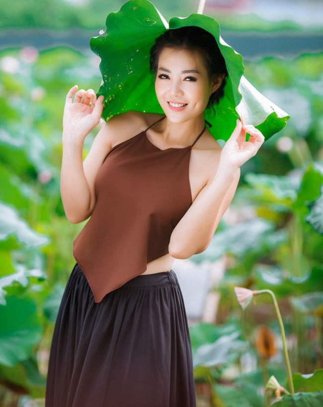 Ngược lại, cũng có rất nhiều bộ ảnh áo yếm được khen ngợi, đậm chất nghệ thuật. Ví dụ như mùa hè năm ngoái, diễn viên Thanh Hương gây chú ý khi chụp yếm bên hồ sen.