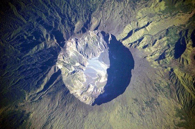 Vụ phun trào núi lửa Tambora trên đảo Sumbawa ở Indonesia vụ phun trào núi lửa mạnh nhất trong lịch sử hiện đại khi giải phóng hơn 125 km khối khí, bụi và đá vào trong không khí, đồng thời khiến hơn 10.000 người thiệt mạng. Thảm họa thiên nhiên này đã khiến khói bụi bao phủ hầu hết Trái Đất và làm nhiệt độ từ Bắc Mỹ tới châu Âu giảm xuống trong nhiều tháng. Nạn đói sau vụ phun trào này cũng khiến 80.000 người chết và năm 1816 được đặt tên là "năm không có mùa hè".