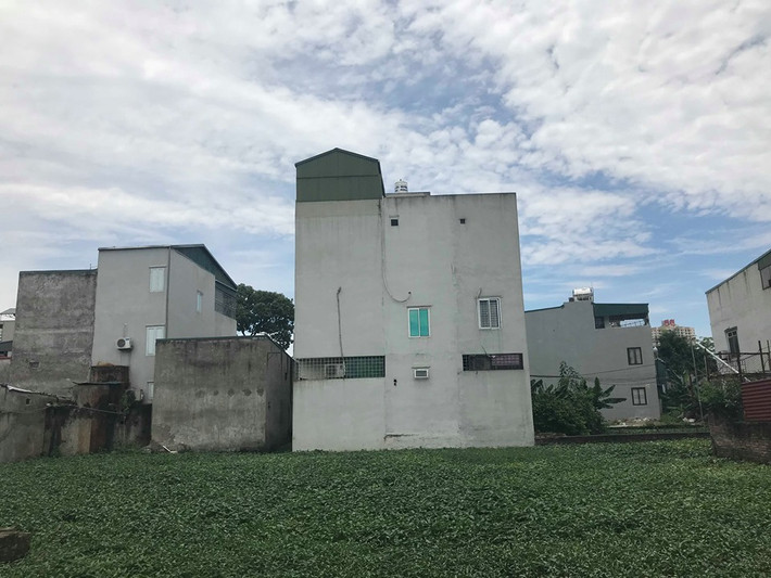 Những ngôi nhà kiên cố xây dựng tràn lan. Trước hiện trạng này, phóng viên đã liên hệ làm việc với lãnh đạo UBND phường Định Công. Lãnh đạo phường sẽ nói gì? Kiến Thức tiếp tục thông tin đến bạn đọc ở loạt bài viết sau.