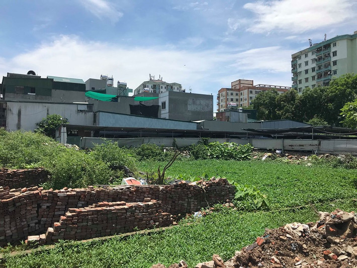 Theo phản ánh, tình trạng các công trình trái phép trên đất nông nghiệp phường Định Công không phải mới xuất hiện mà đã có từ nhiều năm trước. Đến nay, tình trạng tái diễn trở lại và trở nên “sôi động”, rầm rộ hơn. Nhiều nhà xưởng quây tôn kín mít, công trình nhà kiên cố và bãi xe dựng tràn lan được thấy rõ ở ngõ 200 Trần Điền.