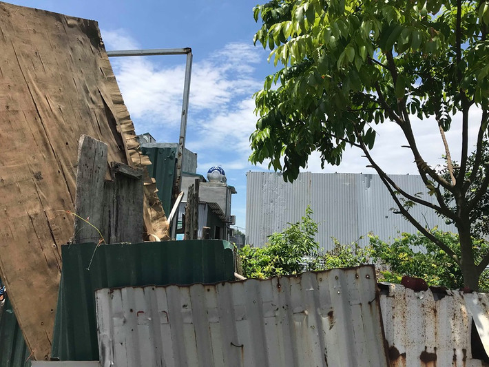 Như Kiến Thức đã đưa tin, người dân sinh sống tại phường Định Công (Hoàng Mai, TP Hà Nội) đang bức xúc trước việc mấy tháng nay trên địa bàn phường tái diễn tình trạng hàng loạt công trình xây dựng đua nhau “mọc như nấm” trái phép trên đất nông nghiệp, nhưng vẫn tồn tại một cách khó hiểu. Ảnh chụp hàng loạt công trình nhà xưởng xây mới, nằm sát nhau trong ngõ 200 Trần Điền.