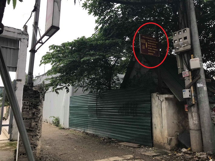 Tại ngõ 232 Trần Điền, ở ngoài ngõ treo một tấm biển với nội dung rất rõ ràng, chỉn chu: “UBND phường Định Công nghiêm cấm san lấp, đổ phế thải, xây dựng, vi phạm trật tự xây dựng”. Nhưng đi vào bên trong ngõ, chỉ cách biển cấm khoảng 5m là hình ảnh hoàn toàn khác. “Trước chỗ này có hộ sai phạm bị phường phá rồi nhưng làm cho có ý mà. Giờ lại xây đầy ra đấy sao không đi xử lý”, người dân thắc mắc.