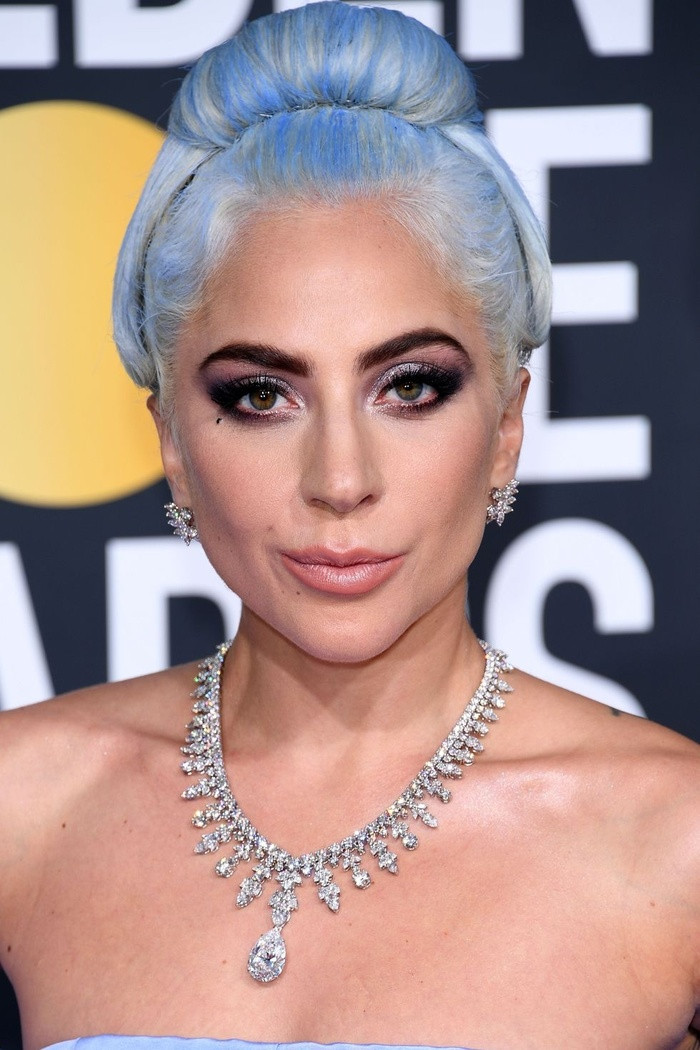 Tóc nhuộm bạc kim ánh xanh: Trên thảm đỏ Quả cầu Vàng 2019, Lady Gaga trở thành tâm điểm chú ý của truyền thông khi diện diện chiếc đầm màu xanh và để mái tóc nhuộm bạch kim ánh xanh tông xuyệt tông.