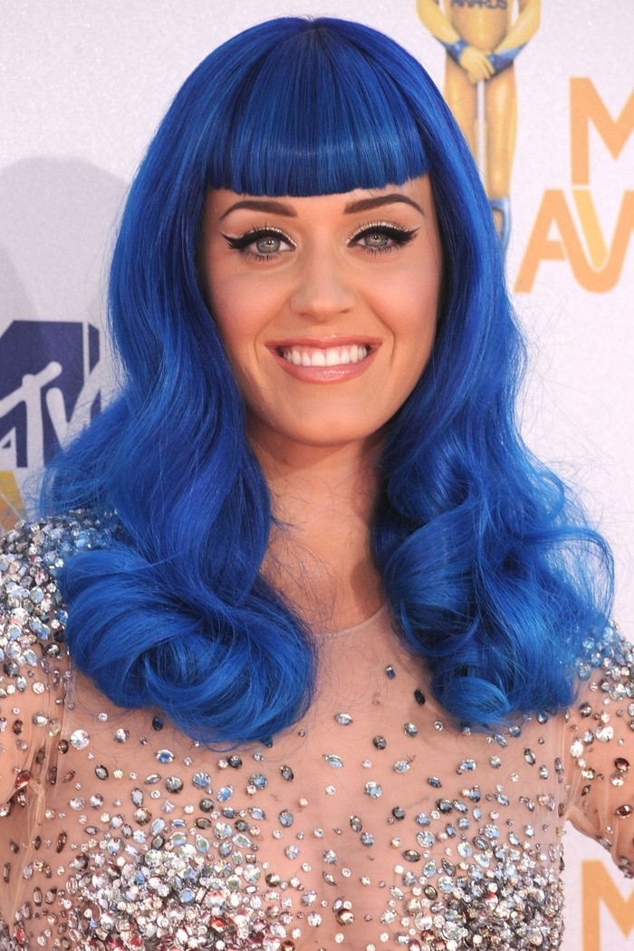Tóc xanh cô ban: Katy Perry nổi bật với mái tóc màu xanh cô ban và bộ váy lấp lánh tại Lễ trao giải MTV Movie 2010.